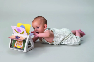 bébé qui joue avec un jouet tummy time