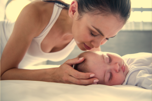 maman qui sent la tête de bébé
