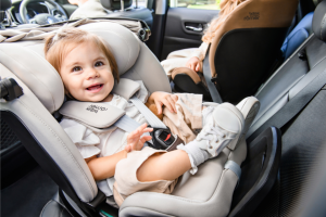 petite fille dans le swivel grow air max