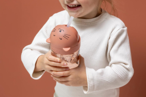 fille qui tient un gobelet à paille