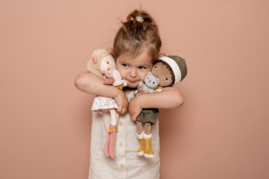 fille avec deux peluches