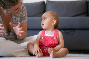 maman qui parle à son bébé