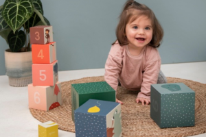 petite fille jouant avec des blocs de construction