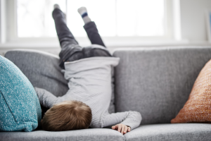 enfant affalé sur fauteuil