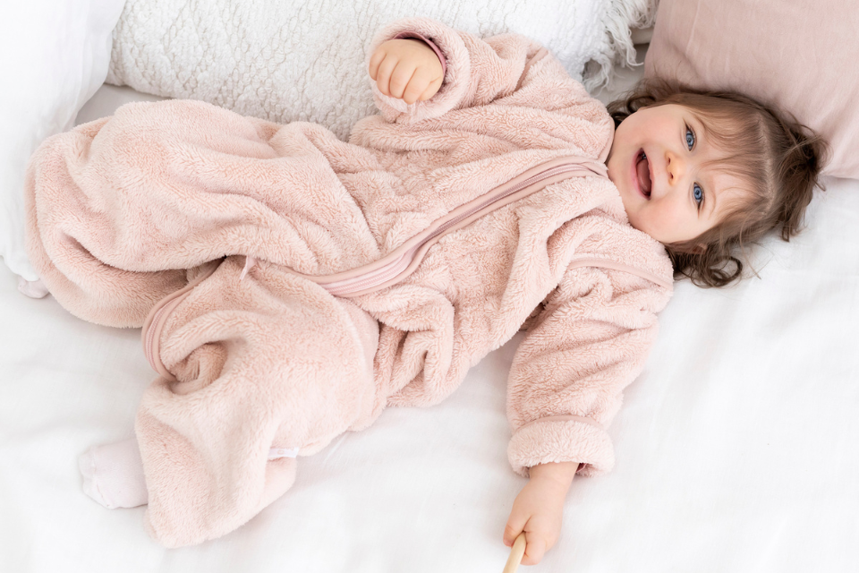 fille dans gigoteuse rose