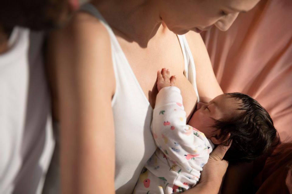 Maman qui allauite son bébé