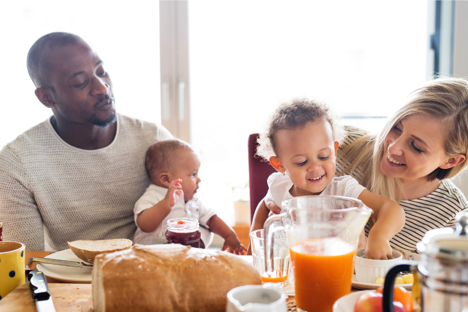 famille de 4 à table