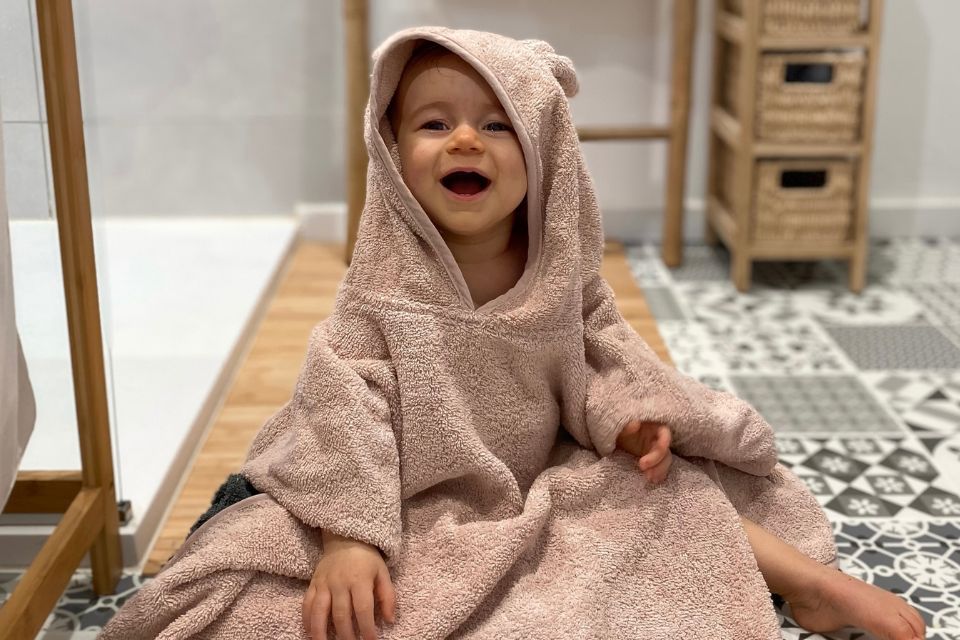 La petite Alma dans un poncho de Jollein