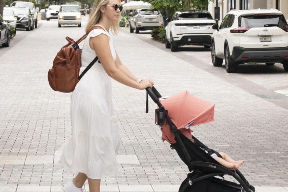 Maman et bébé avec la poussette Yoyo