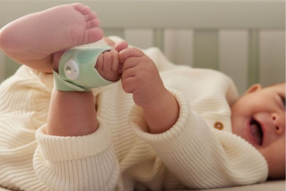 Bébé avec le Dream Sock d'Owlet