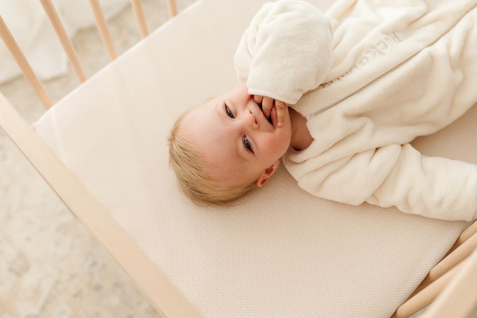 Enfant avec gigoteuse de Puckababy