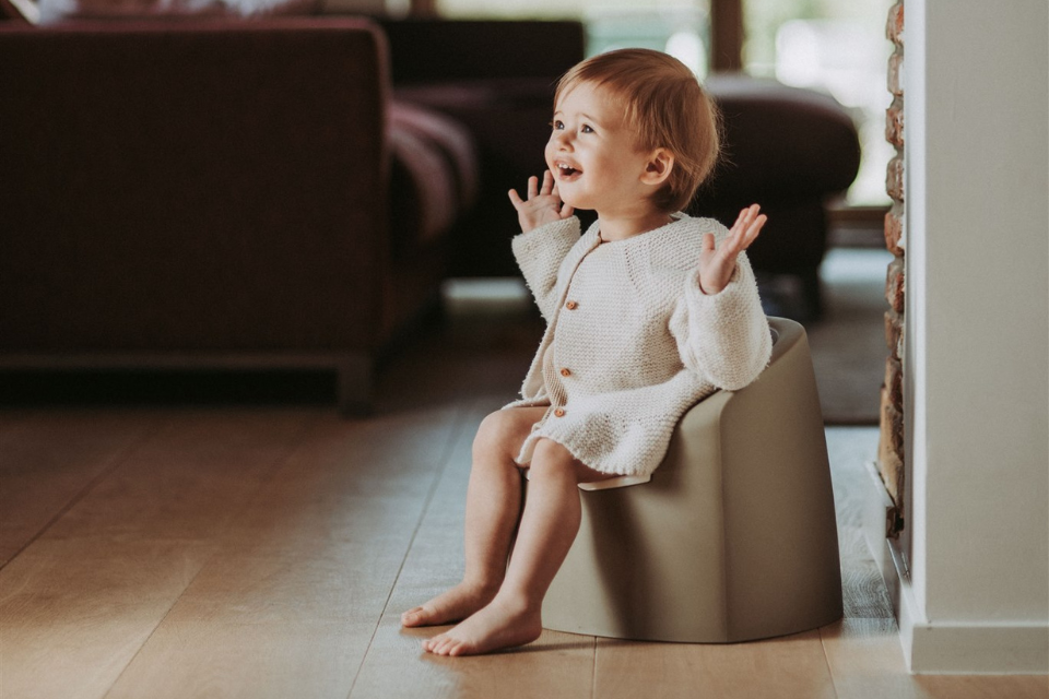 petite fille sur pot bébé