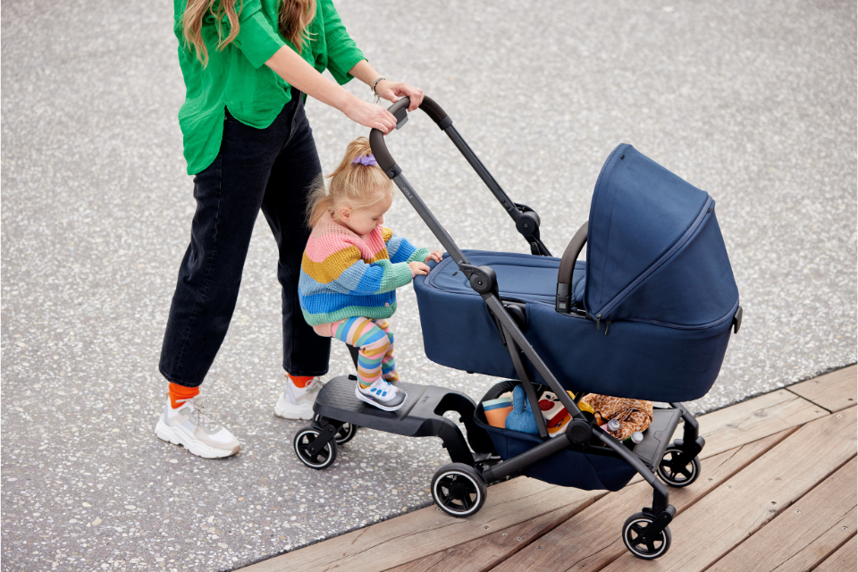 enfant sur planche à roulettes