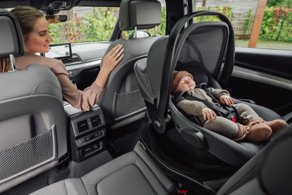 maman et bébé dans voiture