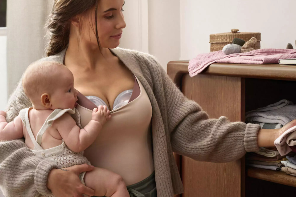maman avec tire-lait et bébé dans les bras