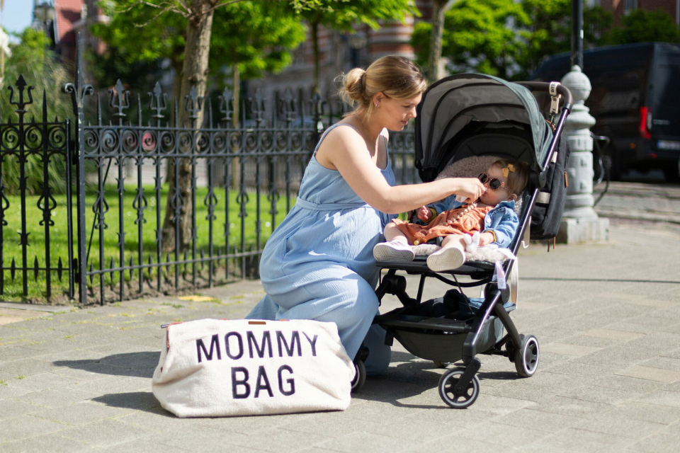 maman avec mommy bag et enfant dans poussette