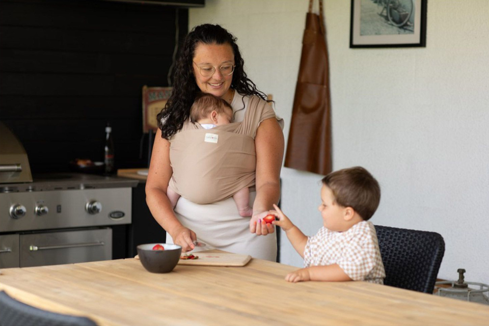 maman avec écharpe de portage et 2 enfants