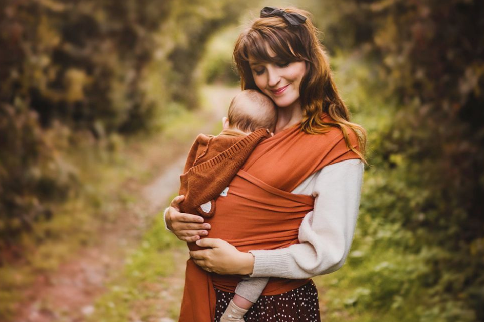 maman avec bébé dans écharpe de portage