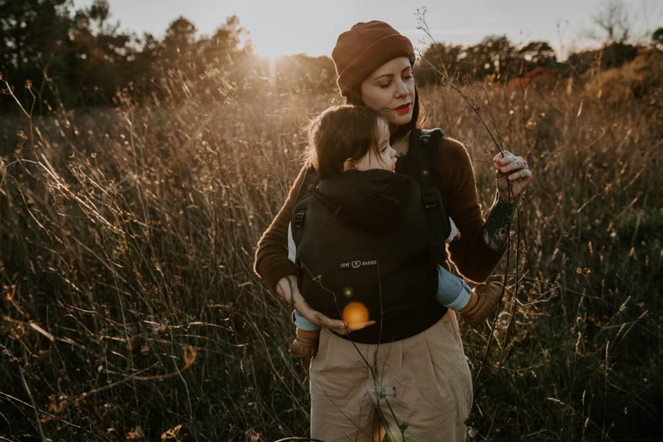maman avec bébé dans porte-bébé