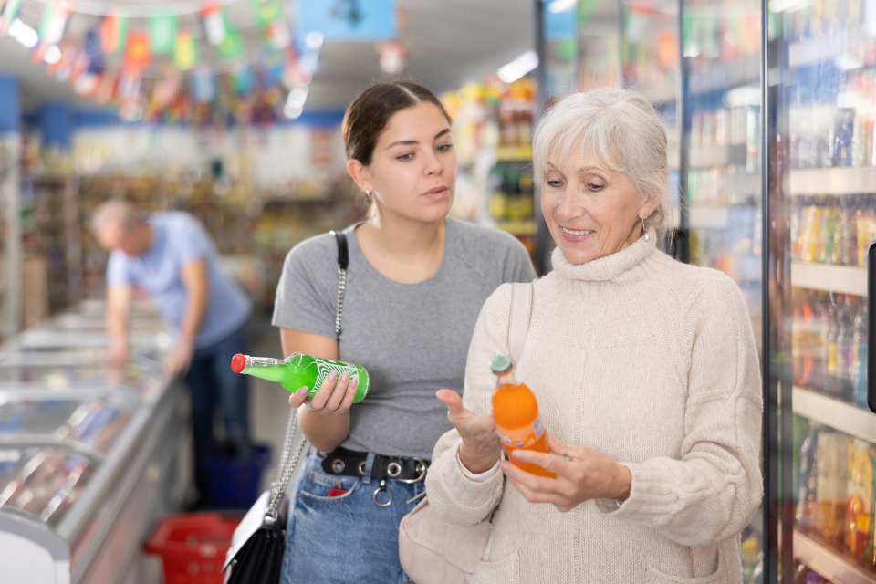 deux dames qui tiennent des boissons