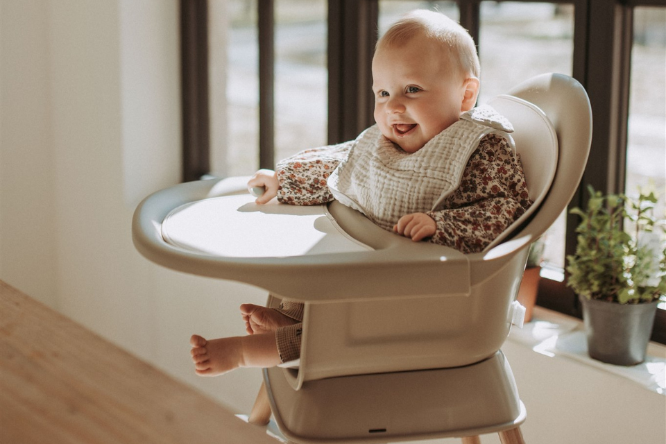 bébé dans chaise haute