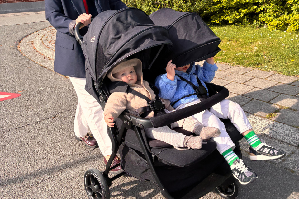 2 enfants dans la poussette double Estrella de Joie