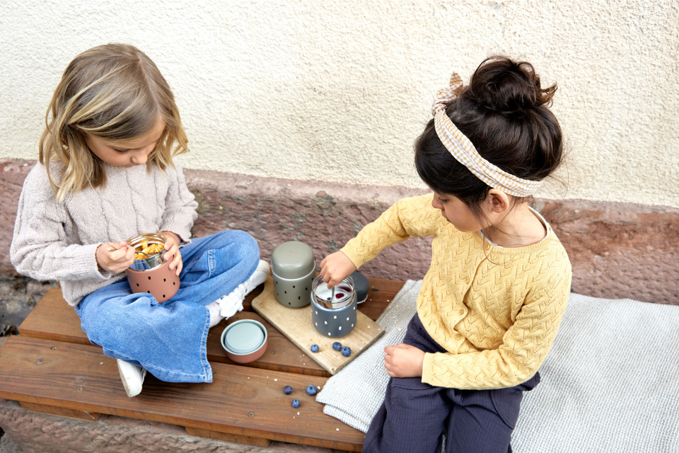 deux filles avec snack jars