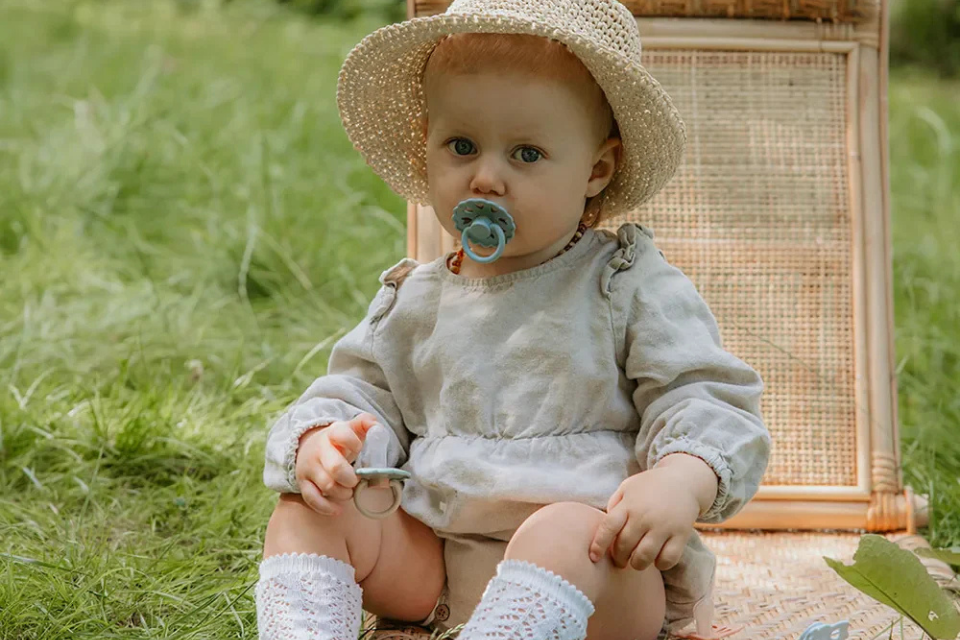 enfant avec sucette