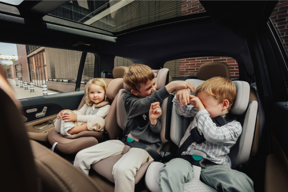 trois enfants dans trois sièges-auto