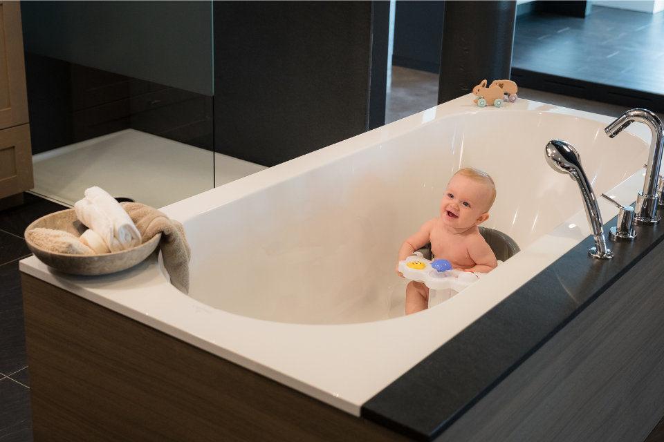 bébé dans le bain