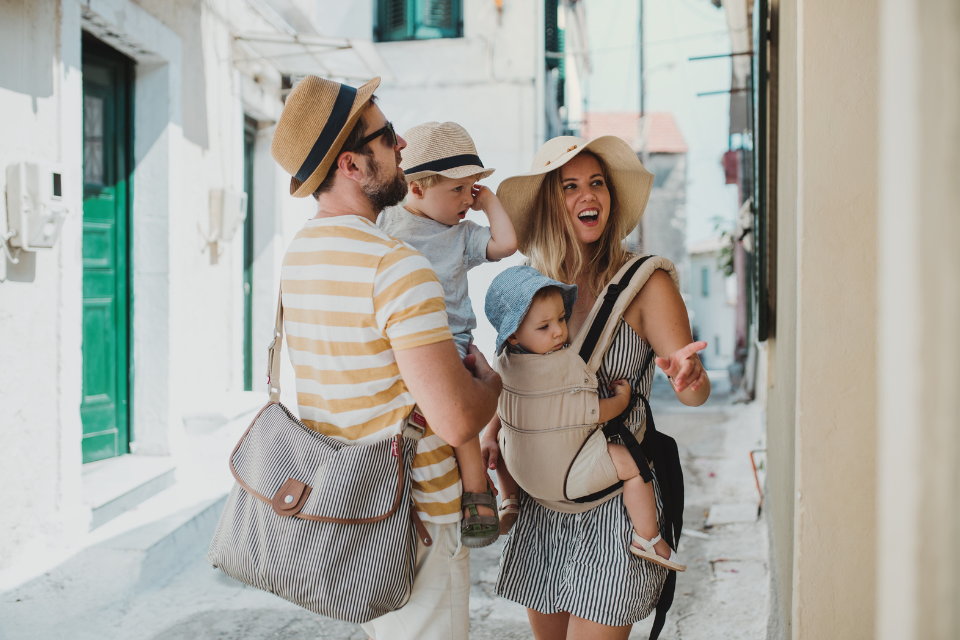 famille en vacances avec 2 jeunes enfants