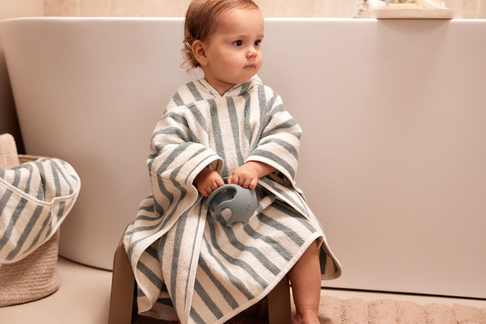 bébé dans poncho de bain de jollein