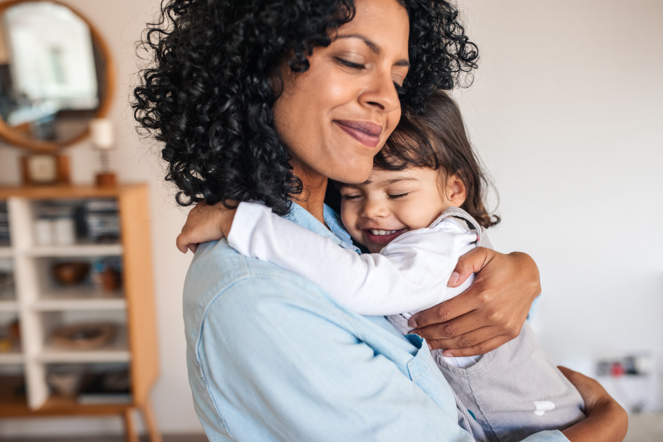 maman qui câline son enfant