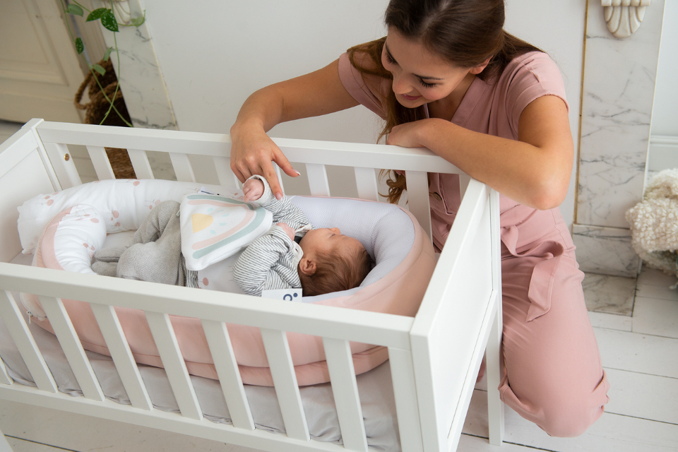 femme avec bébé dans berceau