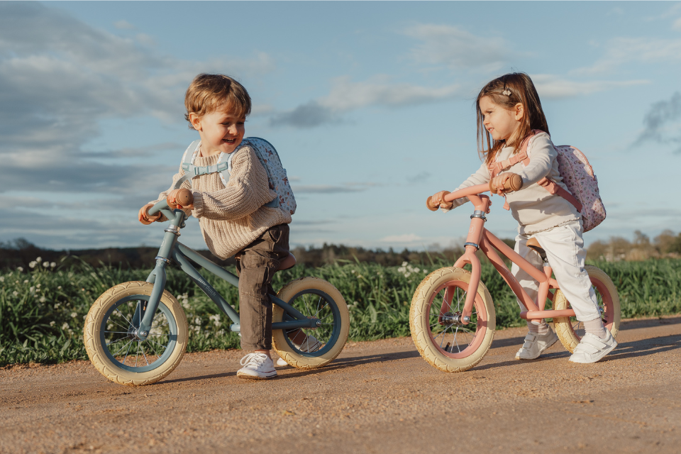 2 enfants sur des draisiennes