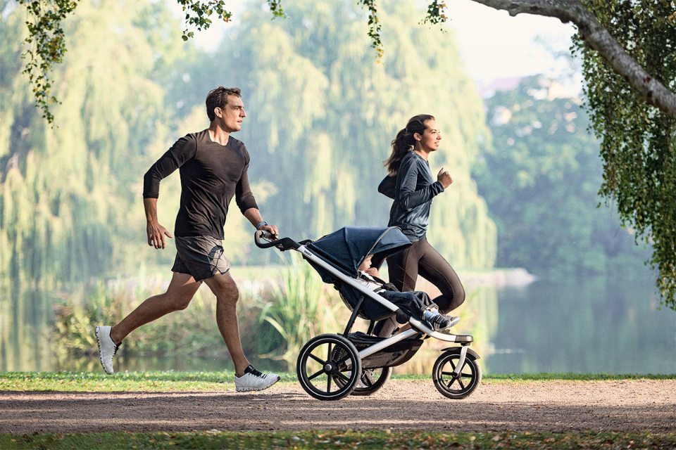 parents qui courent avec une poussette