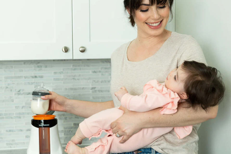 maman et bébé avec réchauffe-lait