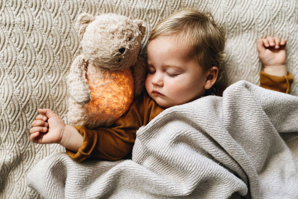 bébé avec veilleuse peluche