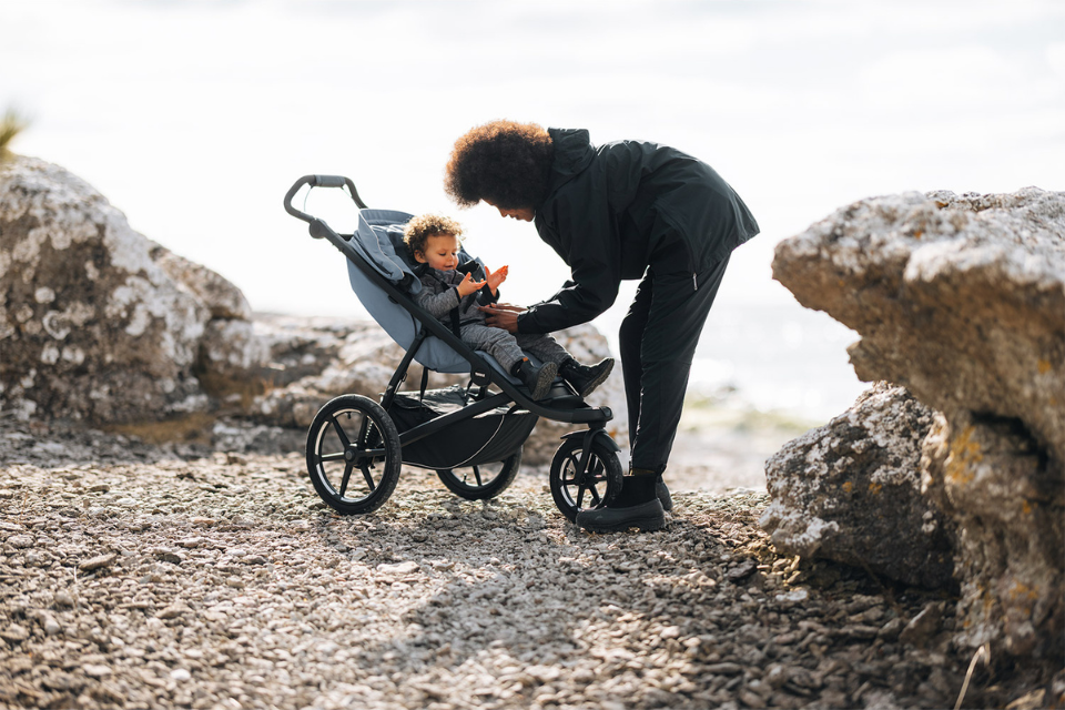 papa avec béébé dans poussette