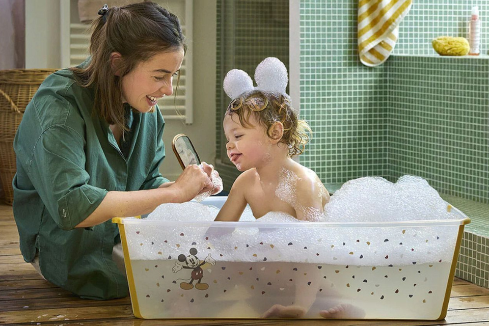 maman et bébé dans baignoire bébé