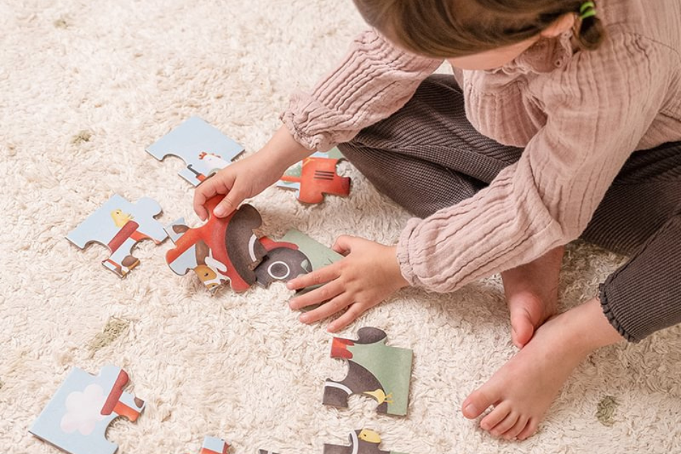 enfant qui fait un puzzle