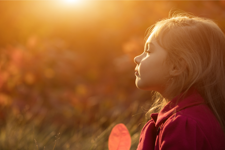 fille qui se détent au soleil