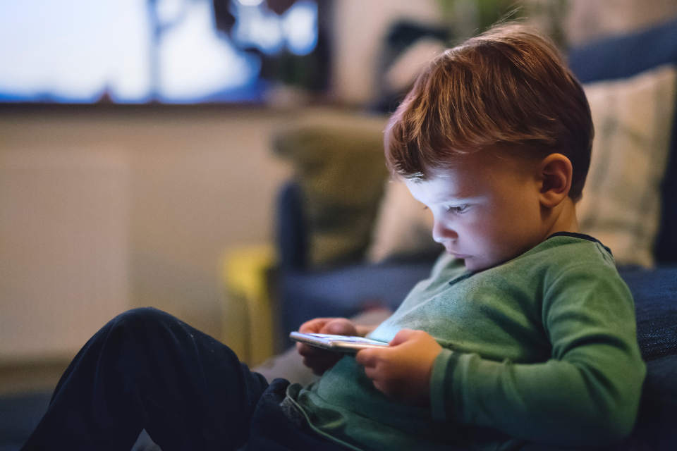 garçon qui regarde sur un téléphone