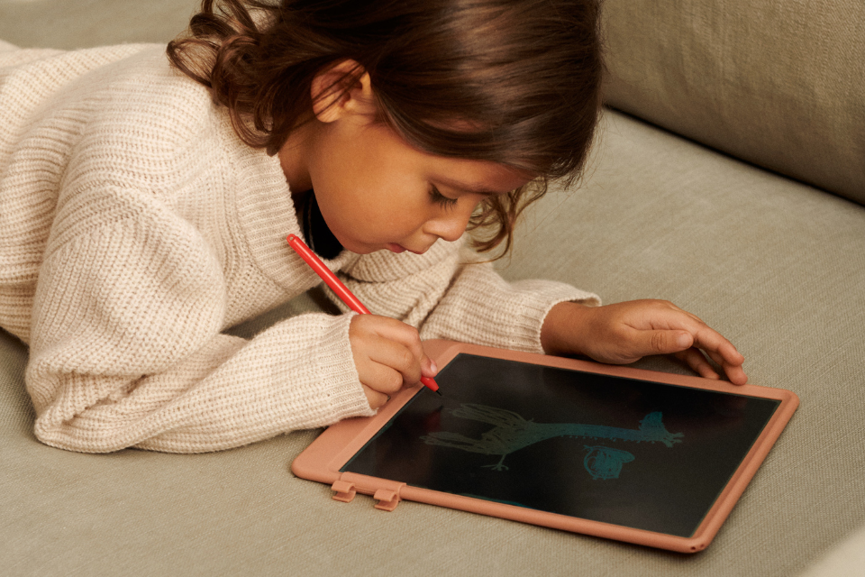 petite fille avec tablette de dessin