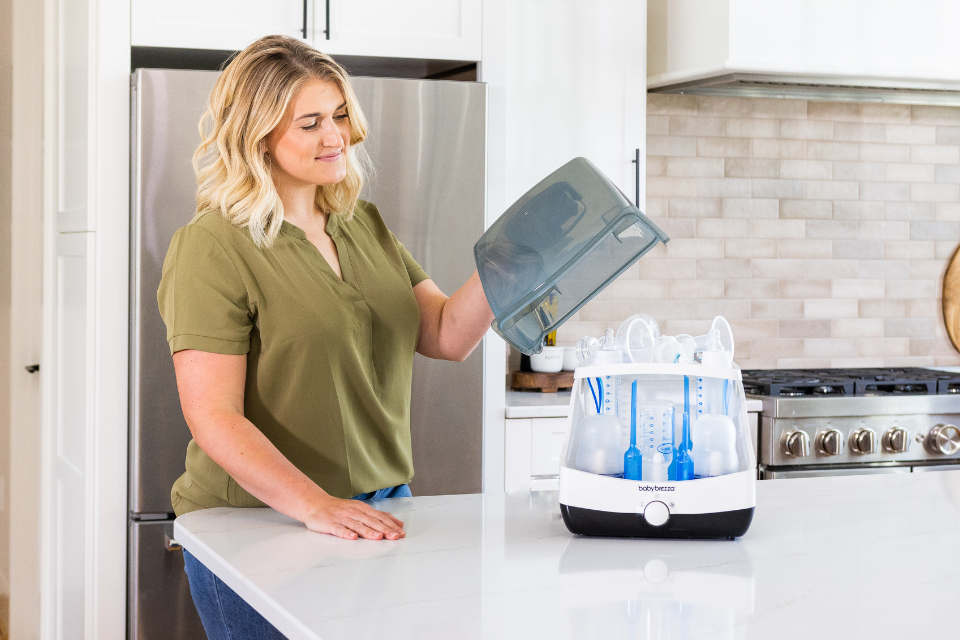 femme avec stérilisateur