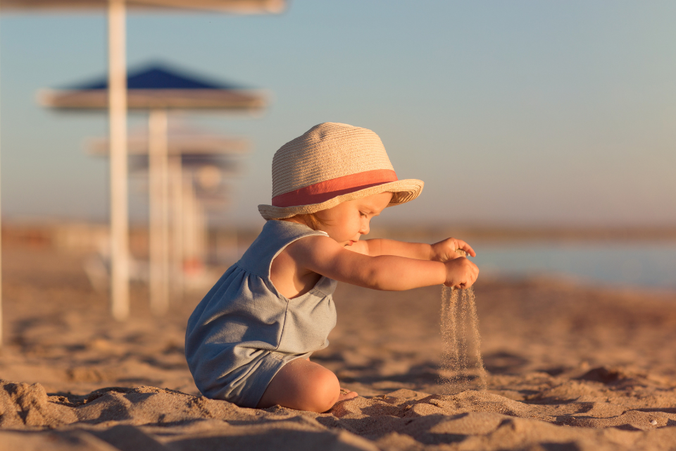 bébé jouant dans le sable