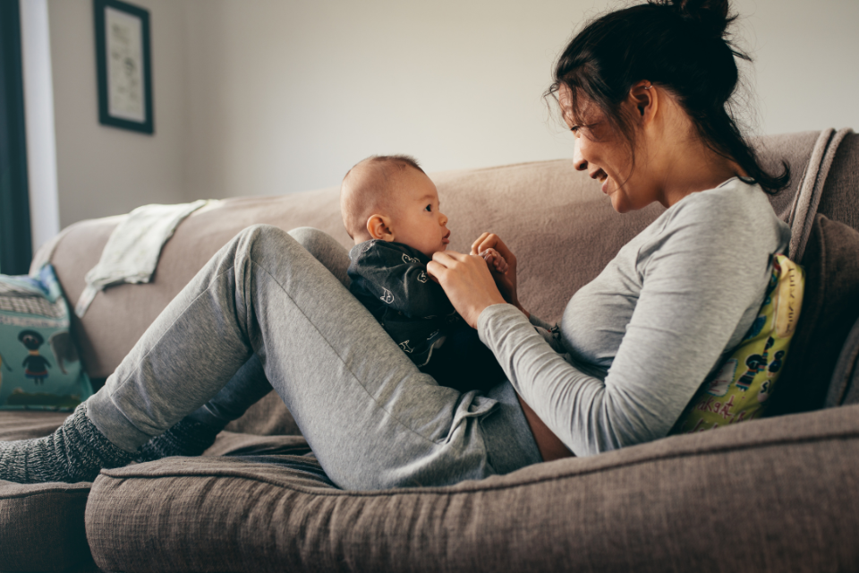 maman qui parle à son bébé dans le fauteuil