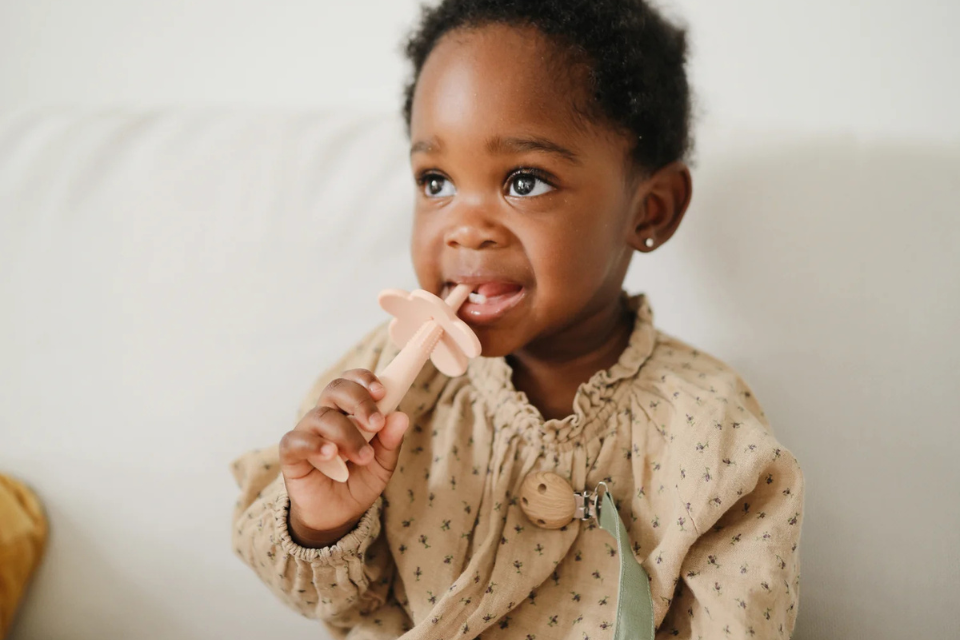 petite fille avec brosse à dents