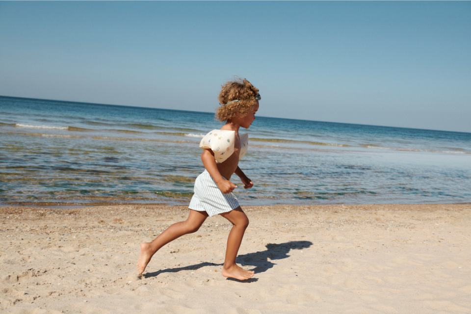 garçon qui court sur la plage