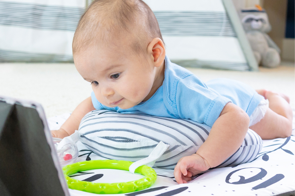 bébé faisant du tummy time